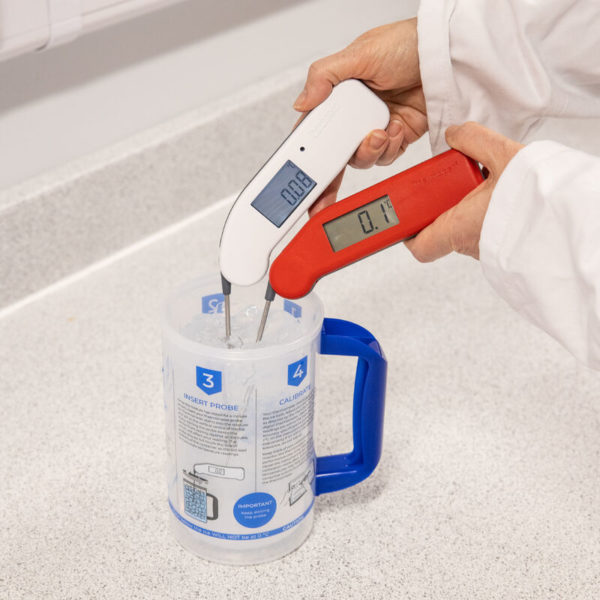 Vérifier la calibration de votre thermomètre avec un bain de glace et un thermomètre référence